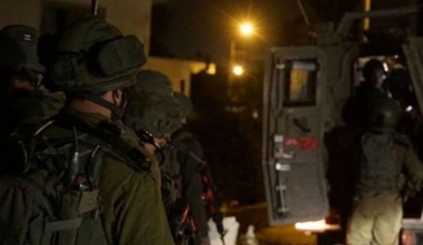 الاحتلال يعتقل مواطنًا ويغلق شوارع في القدس