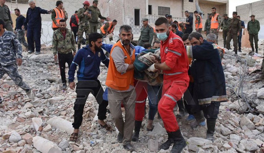 ضحايا بانهيار مبنى سكني في مدينة حماة السورية (صور)