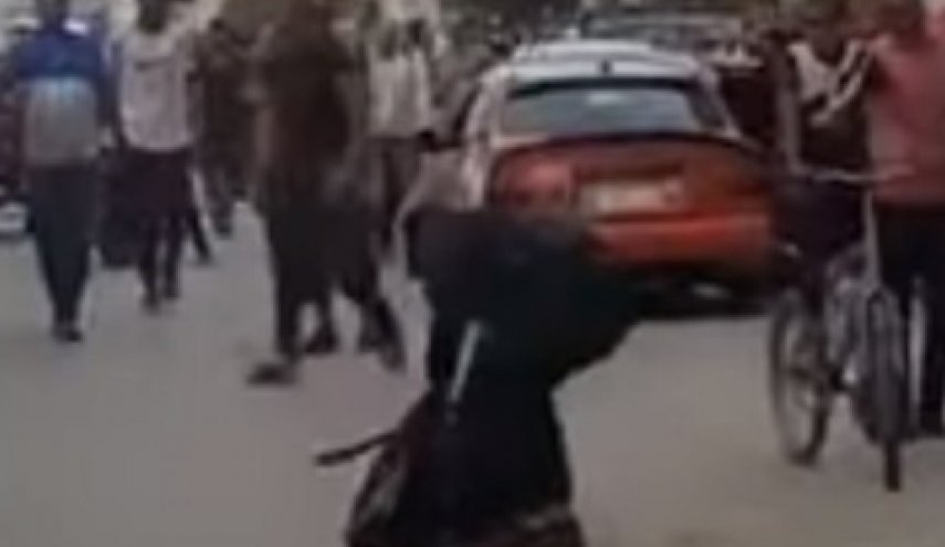 جريمة بشعة تهز مصر... المهاجم يقطع رأس الرجل وسط الشارع بالاسماعيلية
