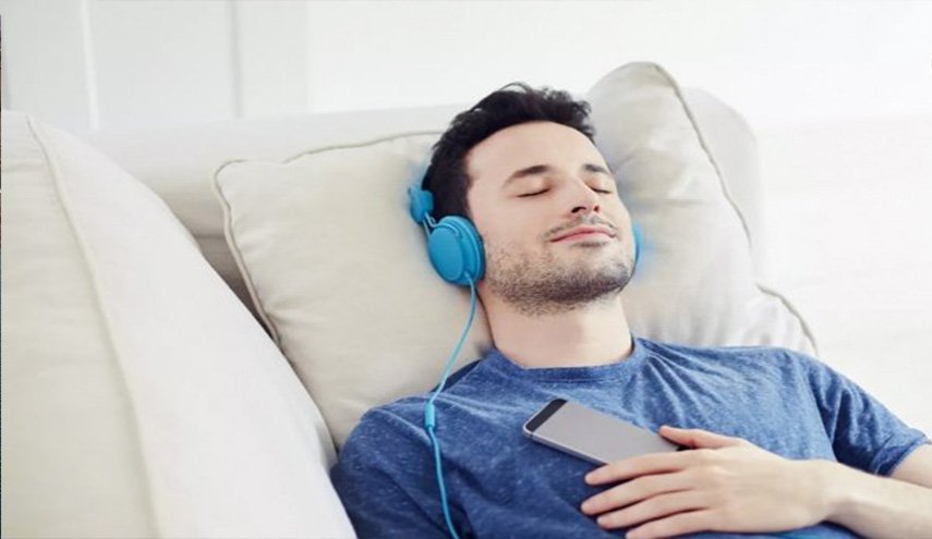 ممنوع سماع الموسيقى قبل النوم.. صحتك في خطر