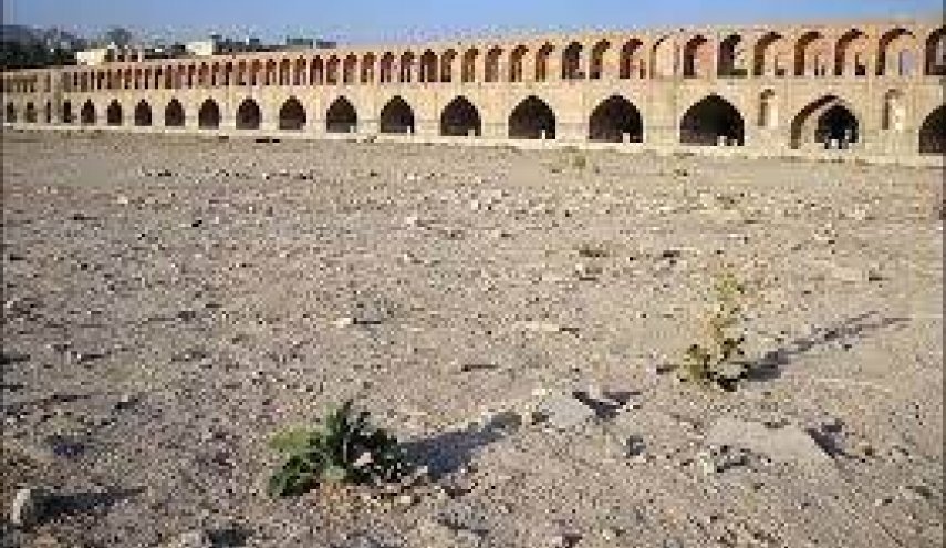 تجمع مردم اصفهان و درخواست از مسئولین برای رسیدگی به مشکل کم آبی در این استان
