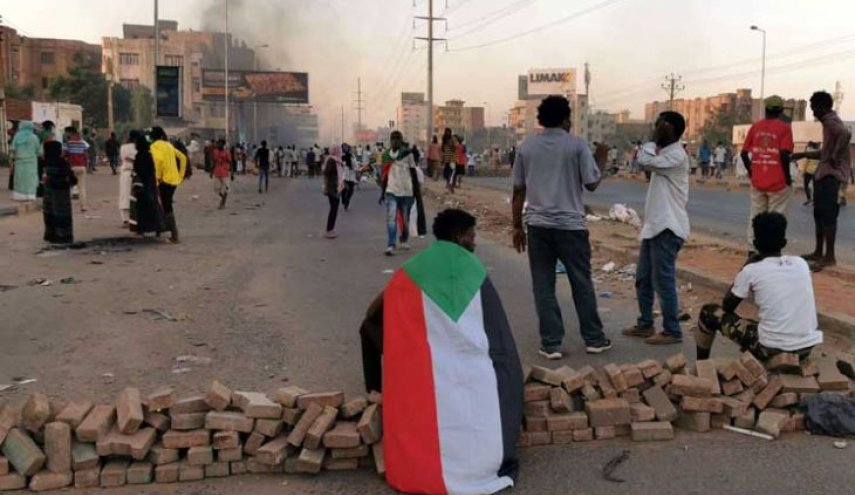 صحيفة فرنسية: النظام السوداني يضرب بيد من حديد خلف أبواب مغلقة