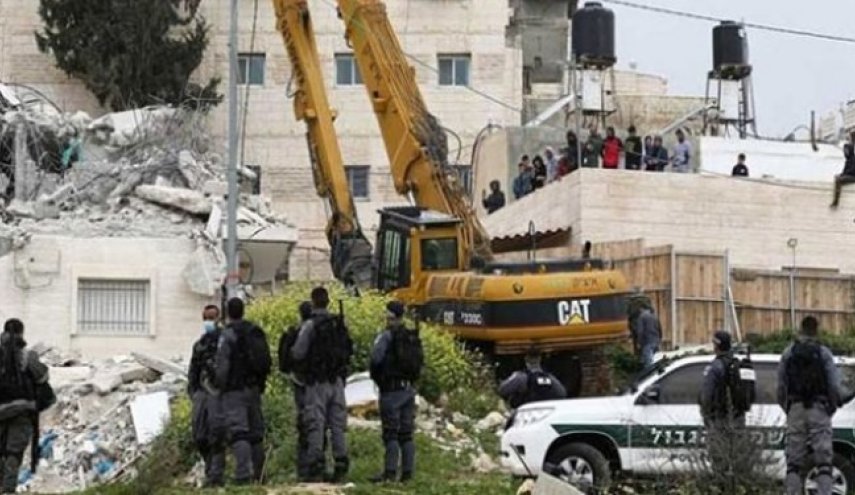 رژیم صهیونیستی یک خانواده فلسطینی را به تخریب خانه‌اش مجبور کرد