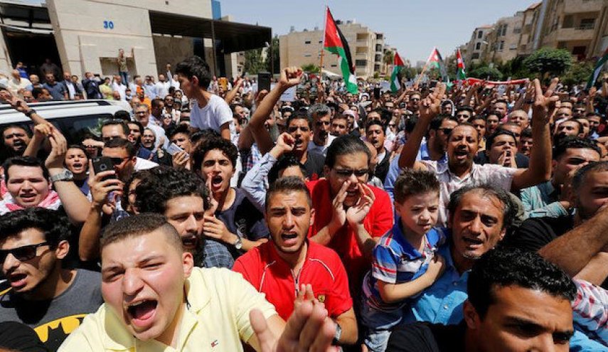 الأردنيون يتظاهرون احتجاجا على التعديلات الدستورية