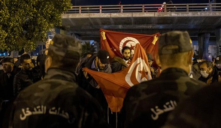 التونسيون يتمسكون بالاعتصام في شارع الحبيب بورقيبة رغم البرد