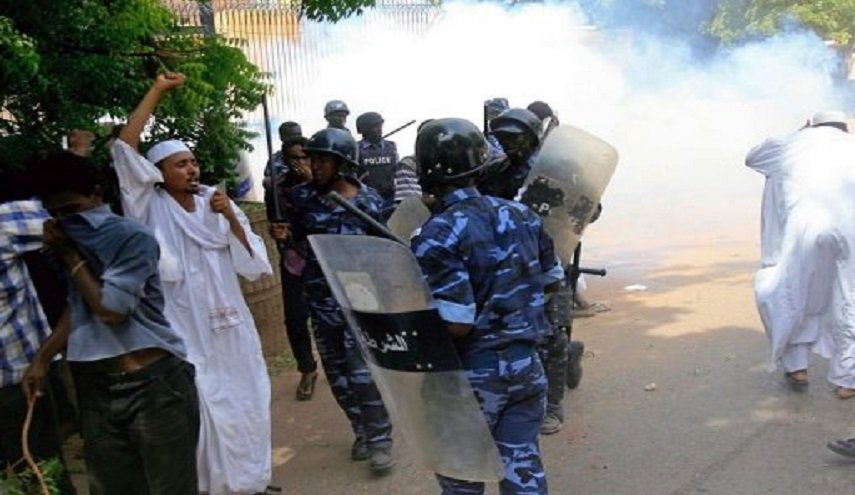 السودان..الشرطة تحاول تفريق المتظاهرين بالغاز المسيل للدموع 