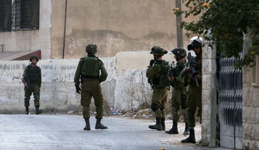 الإحتلال الإسرائيلي يعتقل شابًا فلسطينيا بزعم محاولة تنفيذ عملية طعن في تل أبيب