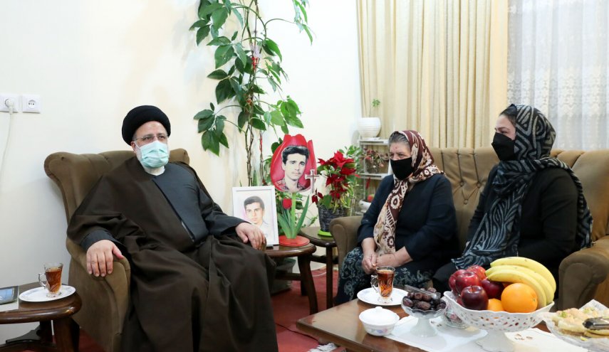 الرئيس الايراني يزور منزل أحد شهداء الطائفة المسيحية في طهران