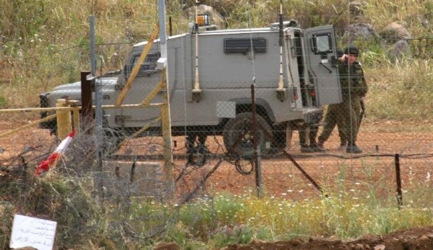 قوة مشاة صهيونية  تجتاز البوابة الحديدية في الوزاني في جنوب لبنان