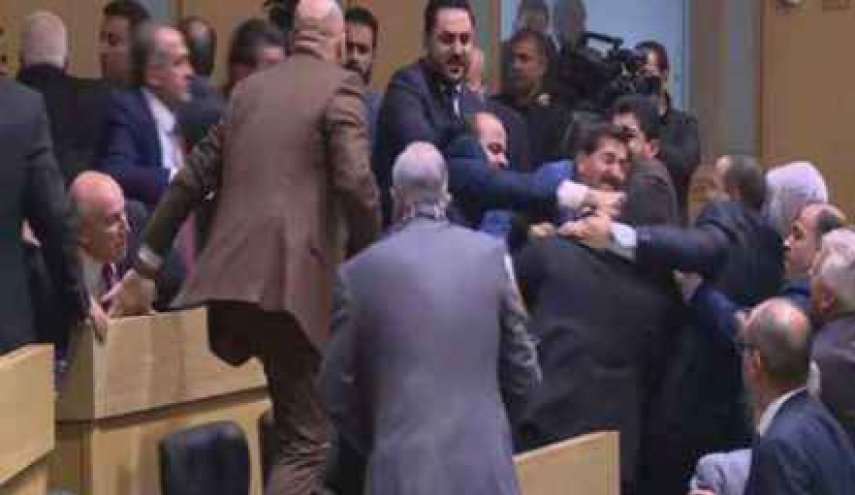 نائب أردني يضرب خمسة زملاء له ويشتكي على 6 !