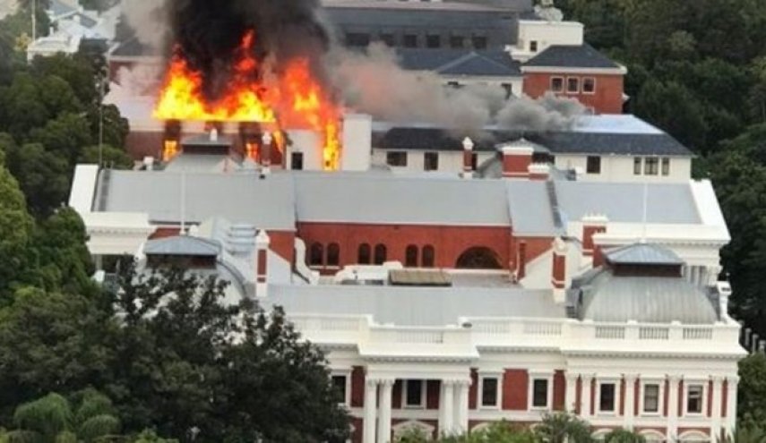 پارلمان آفریقای جنوبی آتش گرفت+عکس
