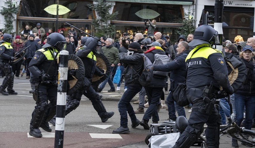 الشرطة الهولندية تفرق المحتجين على قيود كورونا بالهراوات والكلاب