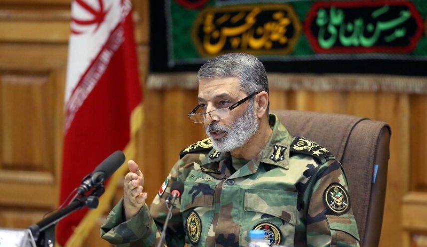 قائد الجيش الايراني يتفقد المناطق المتضررة بالسيول جنوب شرق البلاد
