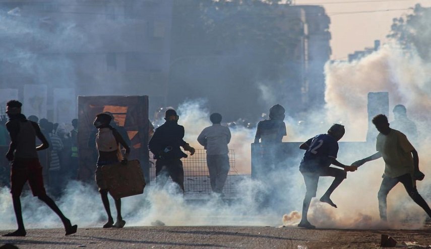 الأمن السوداني يطلق الغاز المسيل للدموع لتفريق المتظاهرين بمحيط القصر الجمهوري
