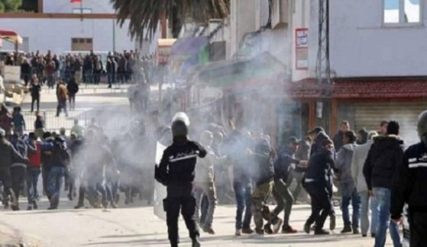 الشرطة التونسية تستخدم الغاز المسيل للدموع والهراوات في تفريق المتظاهرين