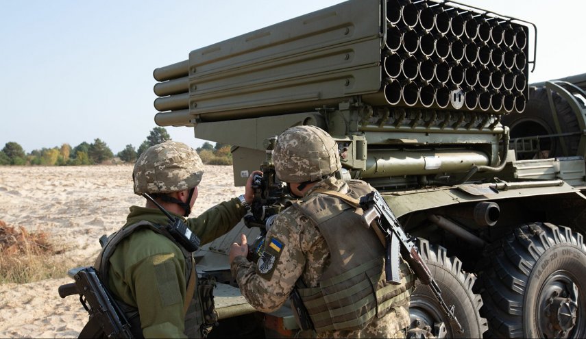 صحيفة أمريكية: تشغيل جسر جوي لشحن المساعدات العسكرية إلى أوكرانيا