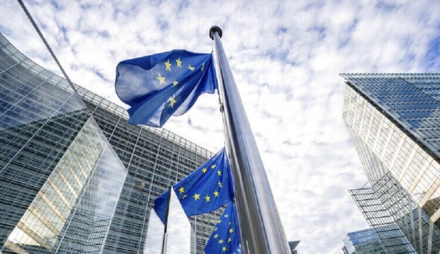 الاتحاد الأوروبي يوصي موظفيه غير الأساسييين بمغادرة أوكرانيا
