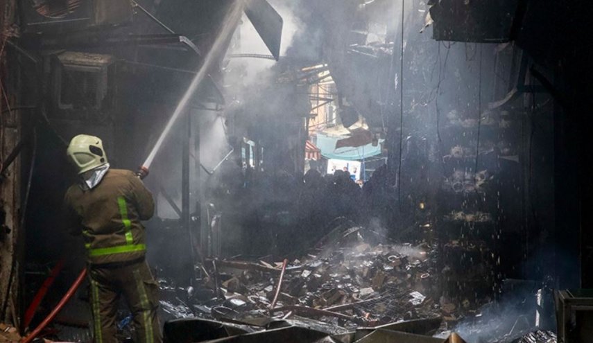 حريق يأتي على 30 محلا في سوق طهران 