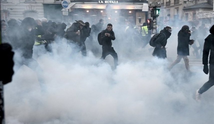 شلیک گاز اشک‌آور برای متفرق کردن تظاهرات جلیقه‌زردها از سوی پلیس فرانسه