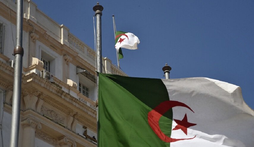 وزارة الدفاع الجزائرية: إرهابيان يسلمان نفسيهما للسلطات العسكرية بتمنراست
