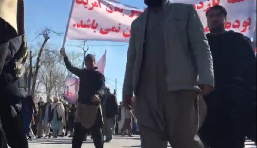 تظاهرات ضد آمریکایی در افغانستان/ دارایی‌های مردم باید آزاد شوند