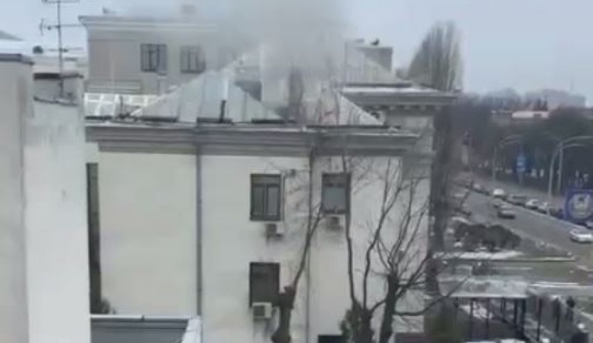 برخاستن دود از سفارت روسیه در اوکراین+ویدئو
