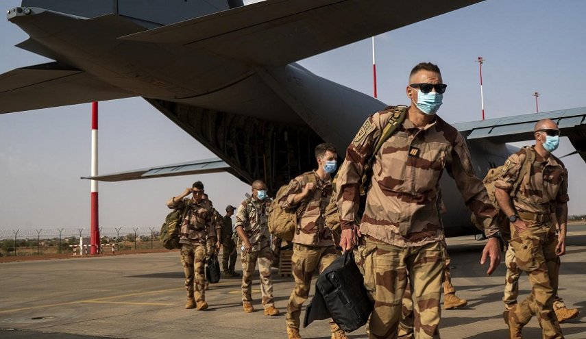 حكومة مالي تدعو القوات الفرنسية إلى الانسحاب من البلاد دون تأخير