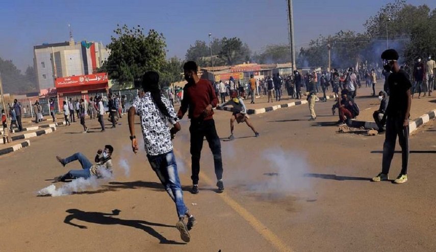 زخمی شدن معترضان سودانی در درگیری با نیروهای امنیتی