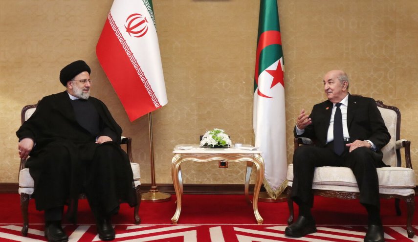 رئيسي يدعو لتنمية العلاقات الثنائية والاقليمية والدولية بين ايران والجزائر
