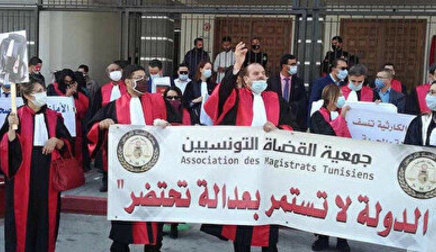 درخواست جمعیت قضات تونس برای اعتراض و بستن بازوبند قرمز 