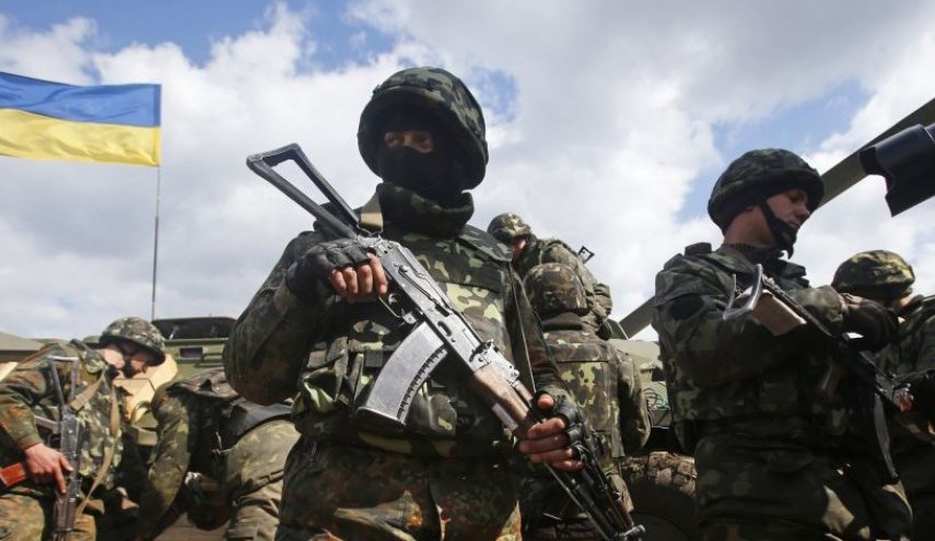 مجموعات كبيرة من العسكريين الأوكرانيين يتركون مواقعهم ويرمون بسلاحهم