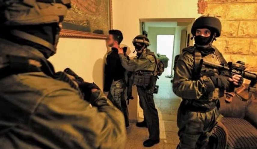 10 معتقلين فلسطينيين ليلا