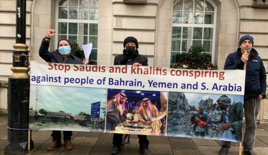 محتجون في لندن يطالبون بوقف التآمر السعودي البحريني على شعوب المنطقة