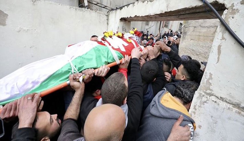 آلاف الفلسطينيين يشيعون الشهيدين 