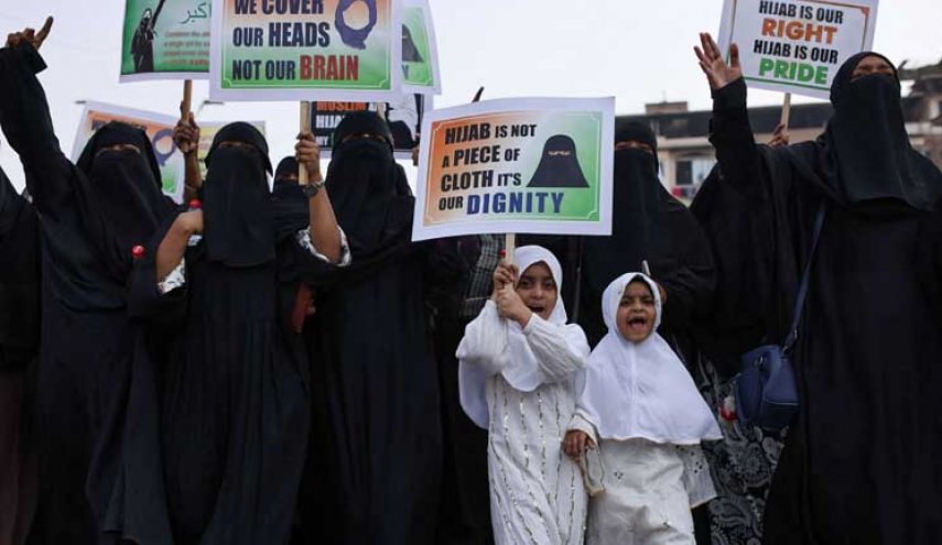 استمرار إغلاق المتاجر في ولاية كارناتاكا الهندية رفضًا لحكم يحظر الحجاب
