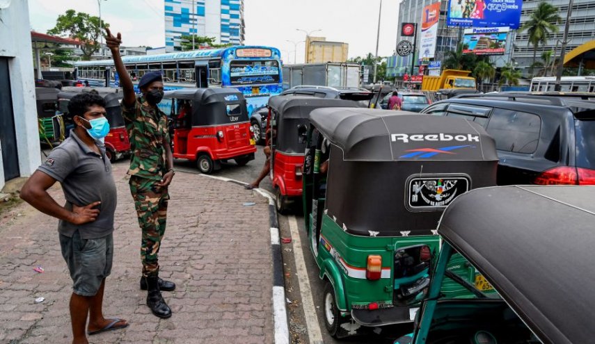 احتجاجات في سريلانكا تسبب بحظر التجوال 