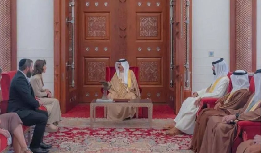 ملك البحرين يدعو اسرائيليين لقصره لتسلم 