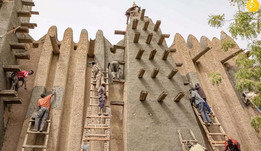 تطيين أكبر مسجد من الطوب اللبن في العالم
