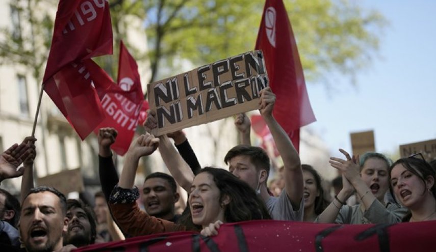 خشونت پلیس علیه تظاهرات «نه ماکرون، نه لوپن» در پاریس + فیلم