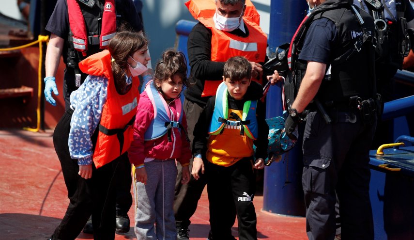 بريطانيا تتعهد بسجن اللاجئين الذين يشقون طريقهم عبر القناة الإنكليزية
