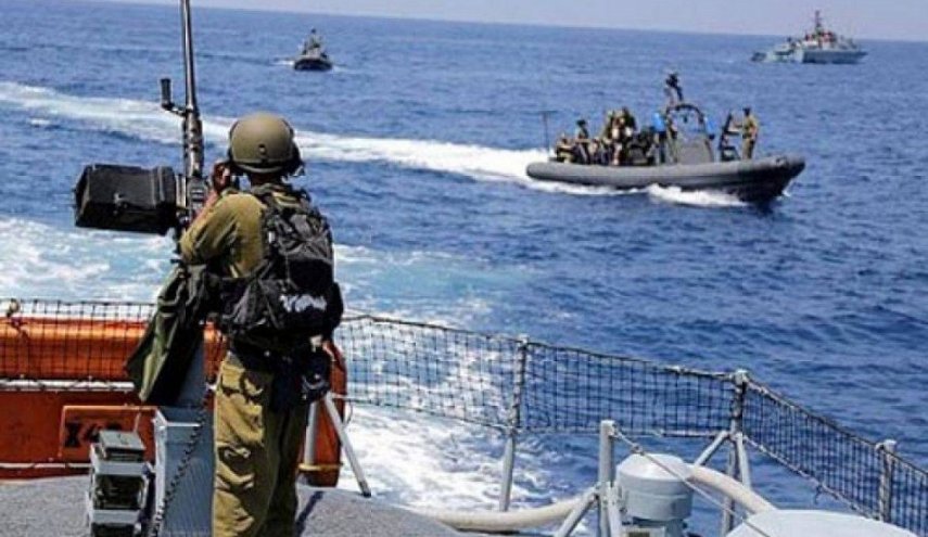 بحرية الاحتلال تحتجز صيادَين وتستولي على مركبهما في بحر غزة