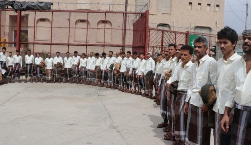 تحالف العدوان يطلق سراح 163 أسيراً من القوات اليمنية