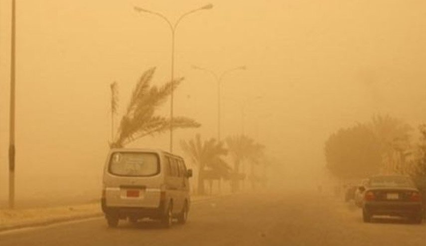محافظة عراقية تسجل أكثر من 100 حالة اختناق بسبب الغبار