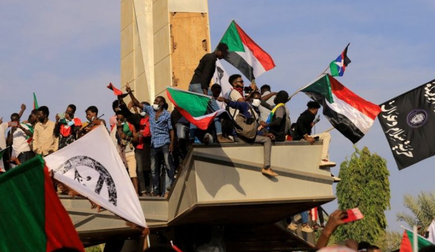السلطات السودانية تحقق في واقعة دهس سيارة شرطة لمتظاهرين