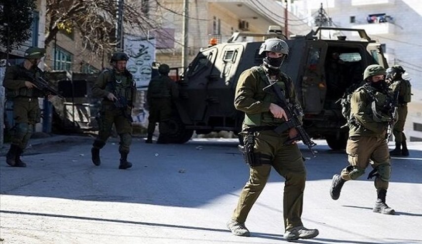 یورش نظامیان صهیونیست به روستای ۲ مبارز فلسطینی