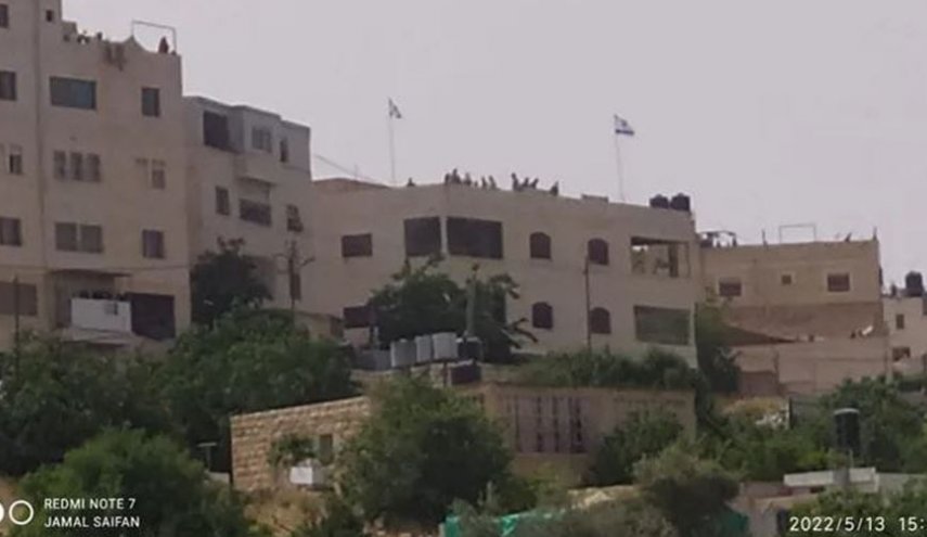 مستوطنون يستولون على منزل شرق الخليل