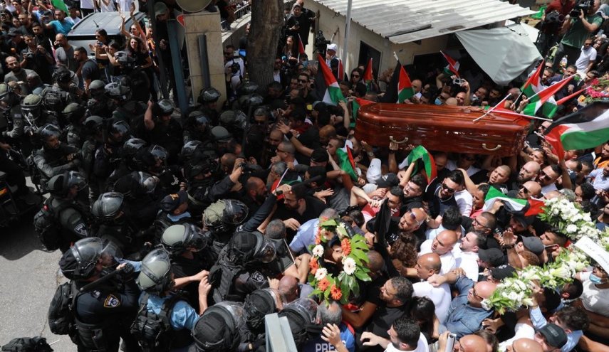 المستشفى الفرنسي في القدس يتهم الاحتلال بالاعتداء على جنازة أبو عاقلة