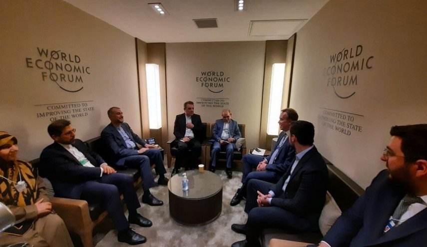 أمير عبداللهيان يلتقي وزير الخارجية النرويجي الأسبق على هامش منتدى دافوس