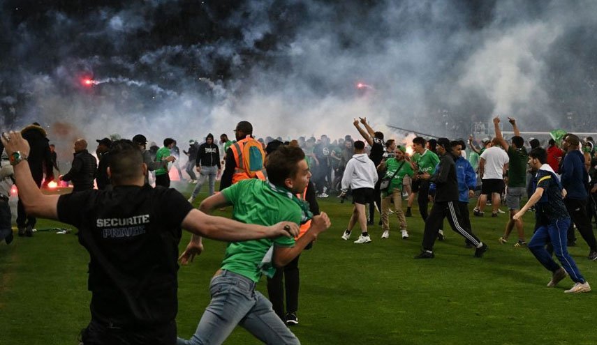 سقوط تیم سنت اتین به لیگ دو فرانسه با بدرقه کتک هواداران خشمگین +فیلم