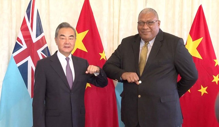 الصين وبابوا غينيا الجديدة تناقشان التعاون الاقتصادي والاتفاق التجاري